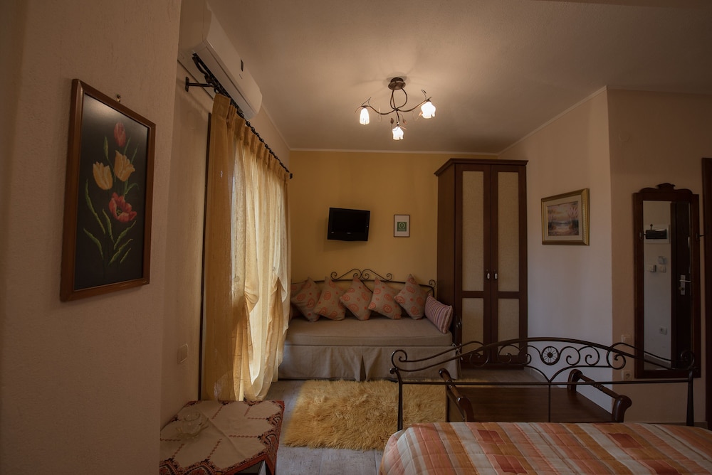 Chorostasi Guest House