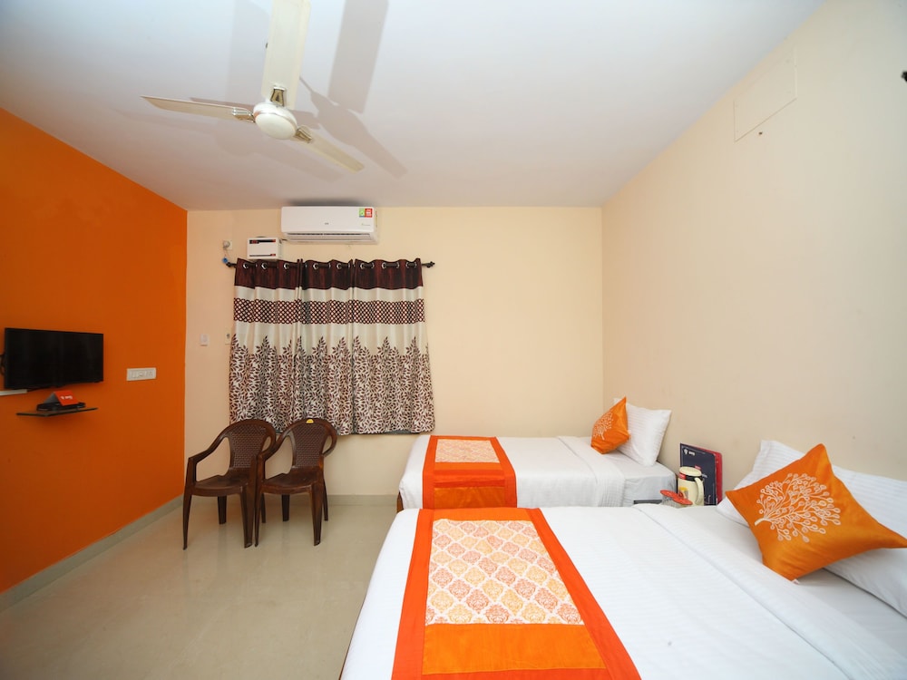 OYO 15517 Kms House