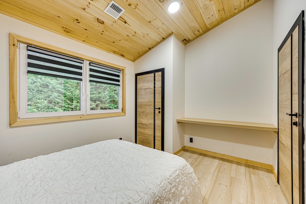 Porch & 1-acre Yard: White Mountains Hideaway