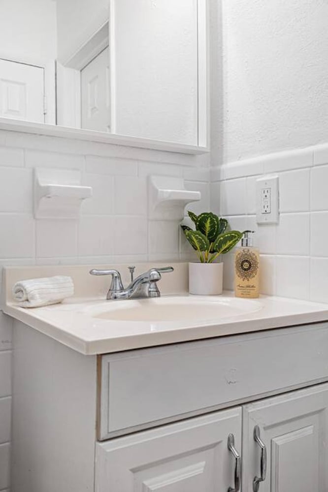 Musicians Lounge - 2 BR With Parking Asssigned