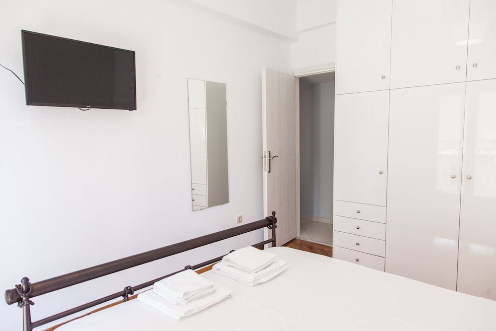 Beautiful new decorated apt in Athens