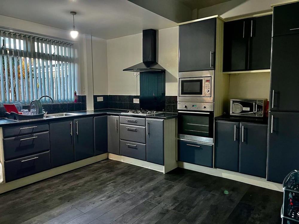 Charming 2-bedroom Home With Modern Amenities view 5