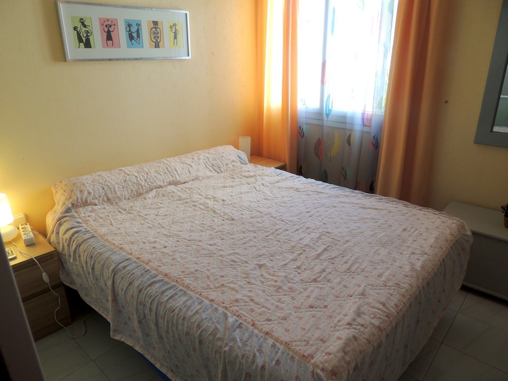 Apartment by Roses Beach With Pool