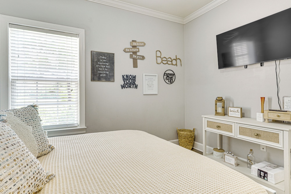 3 Mi to Owa: Modern Condo w/ Resort Pool!