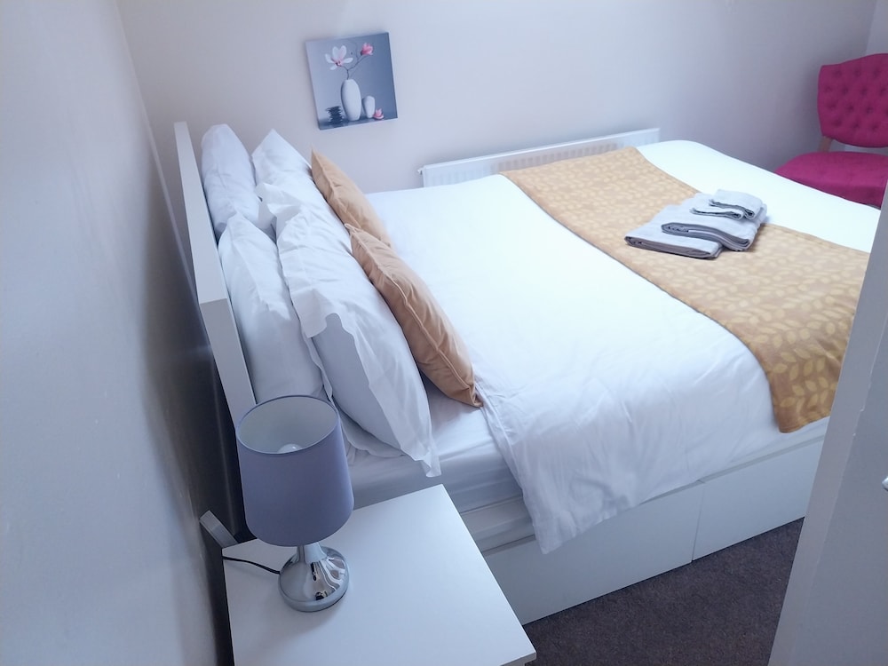 Leeds Cute 1 bed Apt, Garden, Free Wifi & Parking view 3