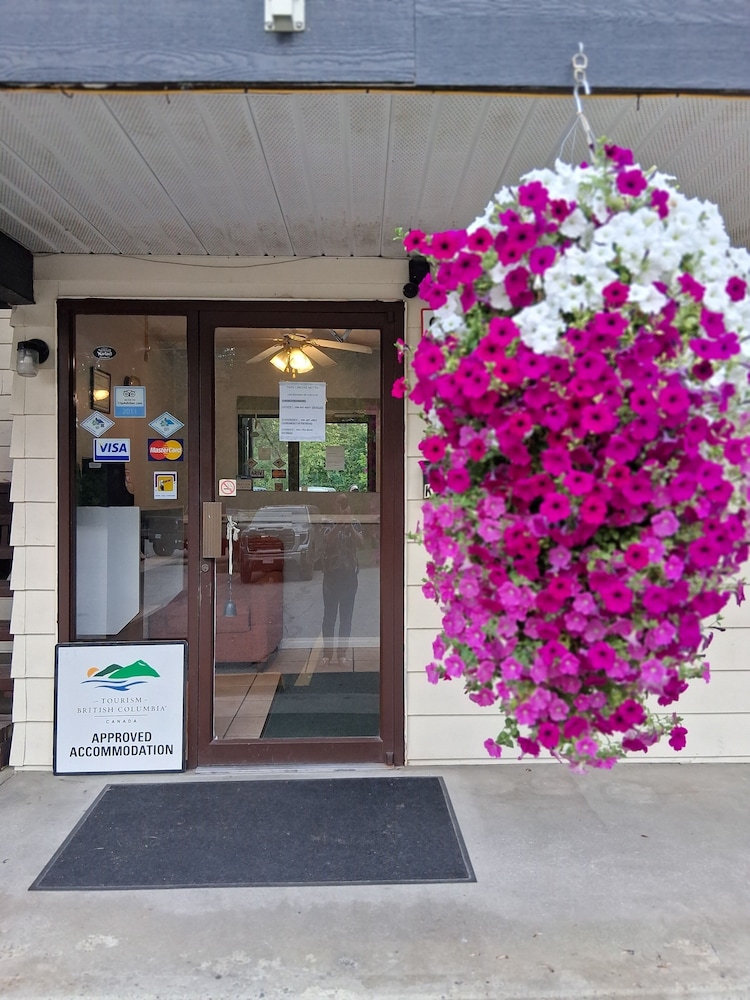 Twin Creeks Motel