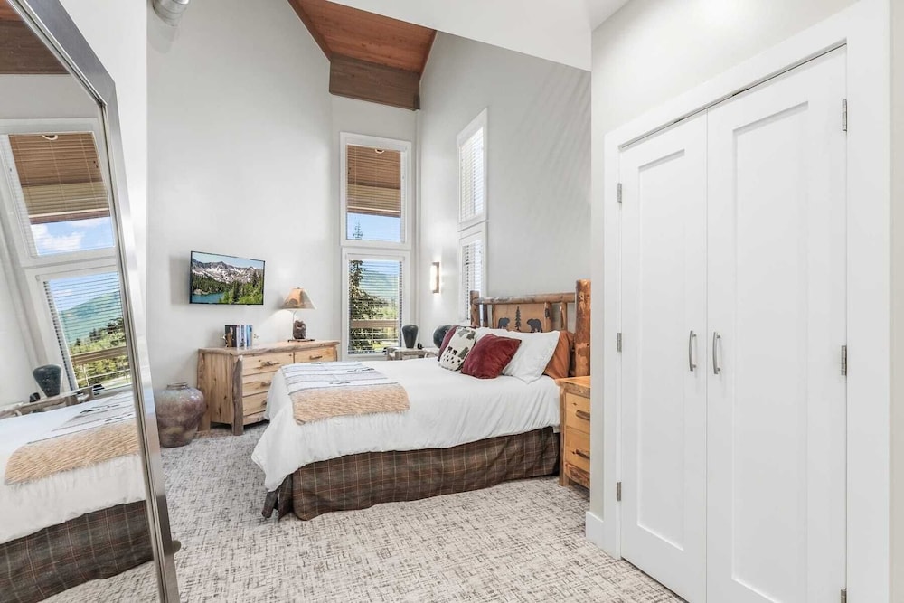 Walk to Slopes Hot Tub + Balcony + Views Mins to Main Street Deer Valley Haven by Avantstay