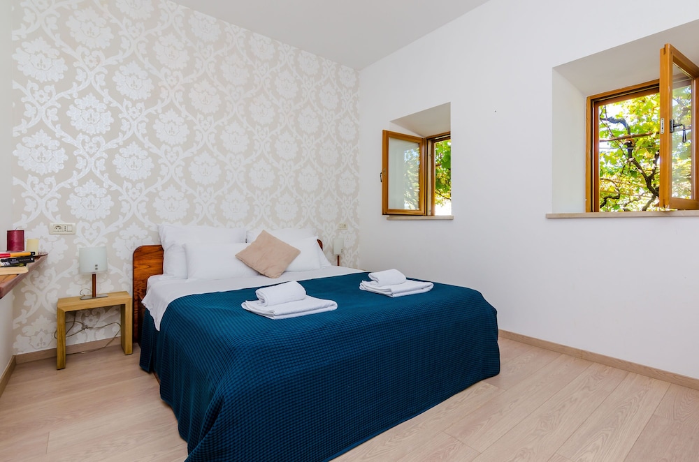 Villa Art Gallery - Six Bedroom Villa with Terrace and Swimming Pool view 5