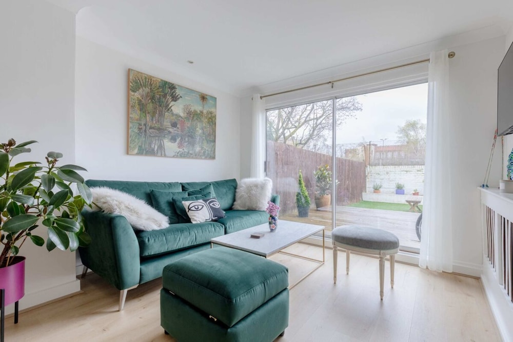 Scandi-style 2BD Maisonette W/garden Brick Lane!