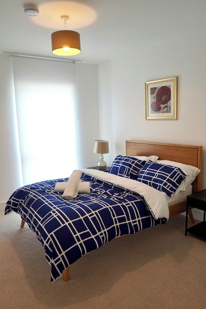 1 Bed Apartment- Sleeps 2, Parking, Pets Allowed