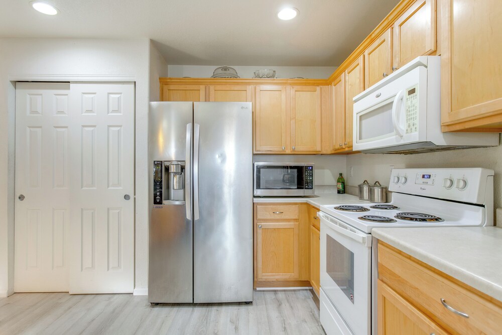 16 Mi to Dtwn Denver: Cozy Townhome w/ Patio!
