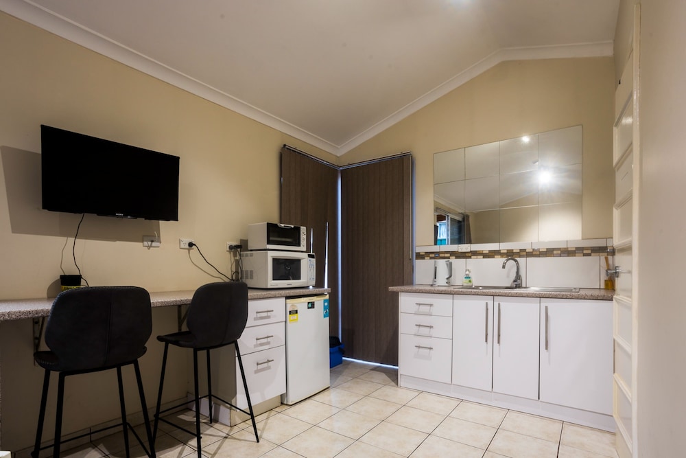 Studio Granny Flat in Melville With Patio