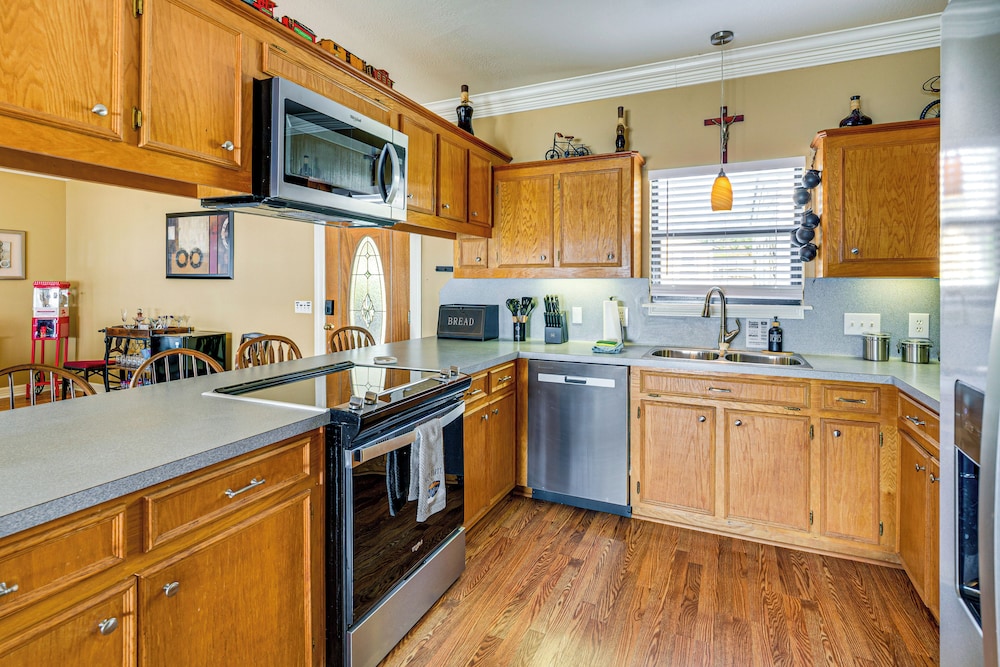 Private Pier, Porch! Quiet Lake Livingston Retreat
