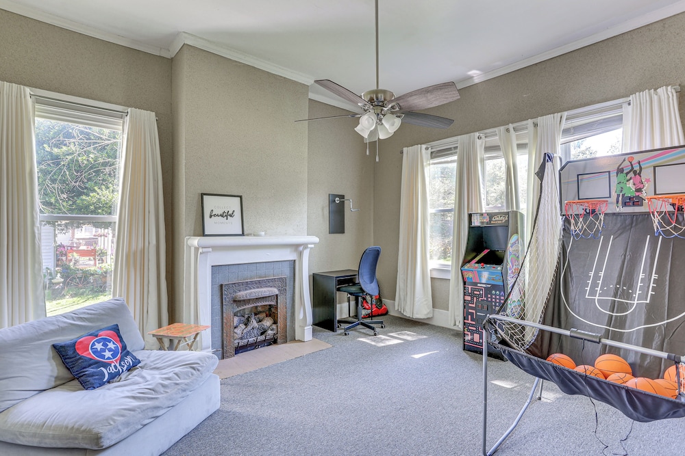 Jackson Family Home ~ 5 Mi to Downtown!