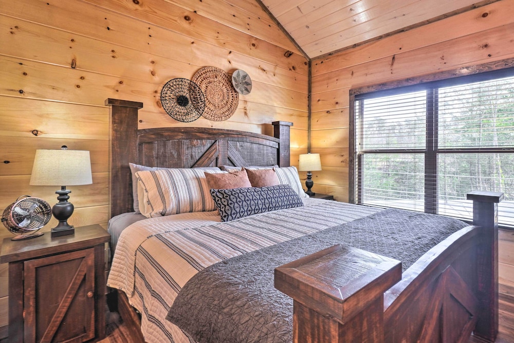 Pigeon Forge Cabin: Private Hot Tub & Views! view 4