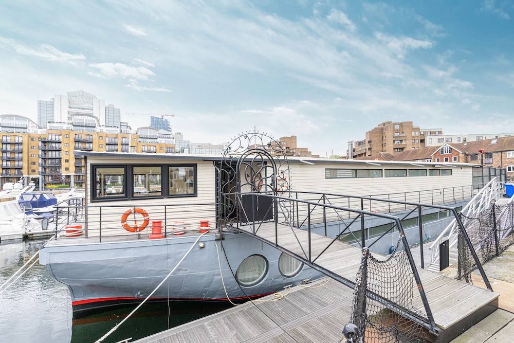 JOIVY Stunning 5-Bed Boathouse On The River Thames