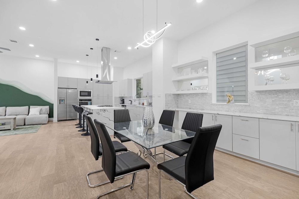 Houston 6 Bedroom Home