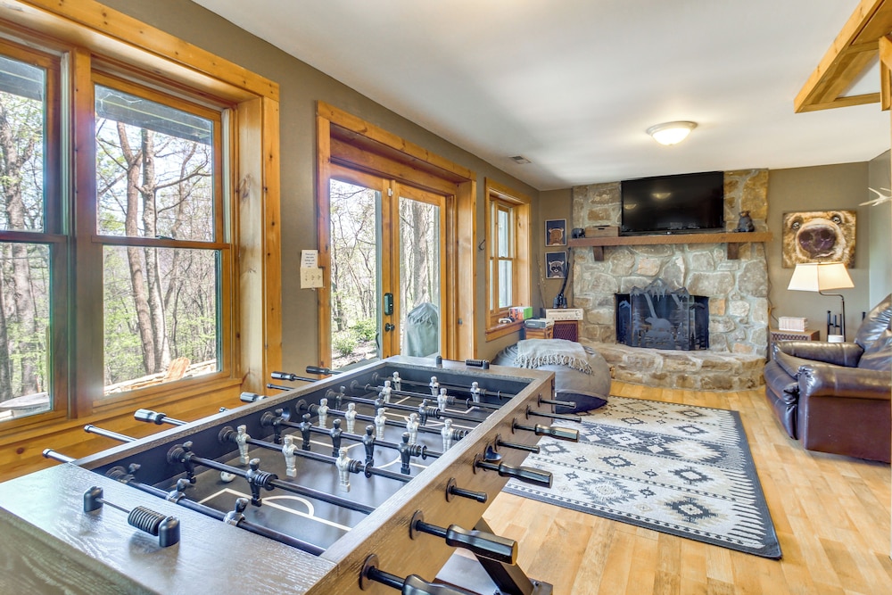 Ellijay Cabin 7 Mi to Dtwn: Hot Tub & Mtn Views