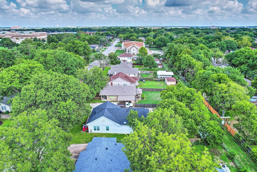 Historic + Fully Renovated Waxahachie Home! view 3