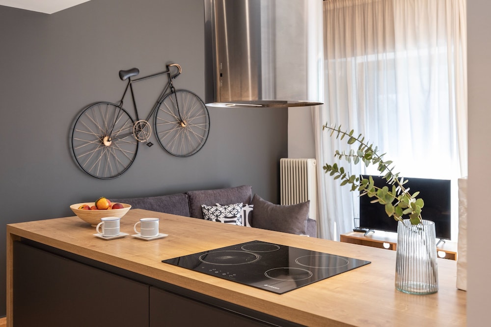 Spacious 3-bedroom Getaway With Balcony in Glyfada