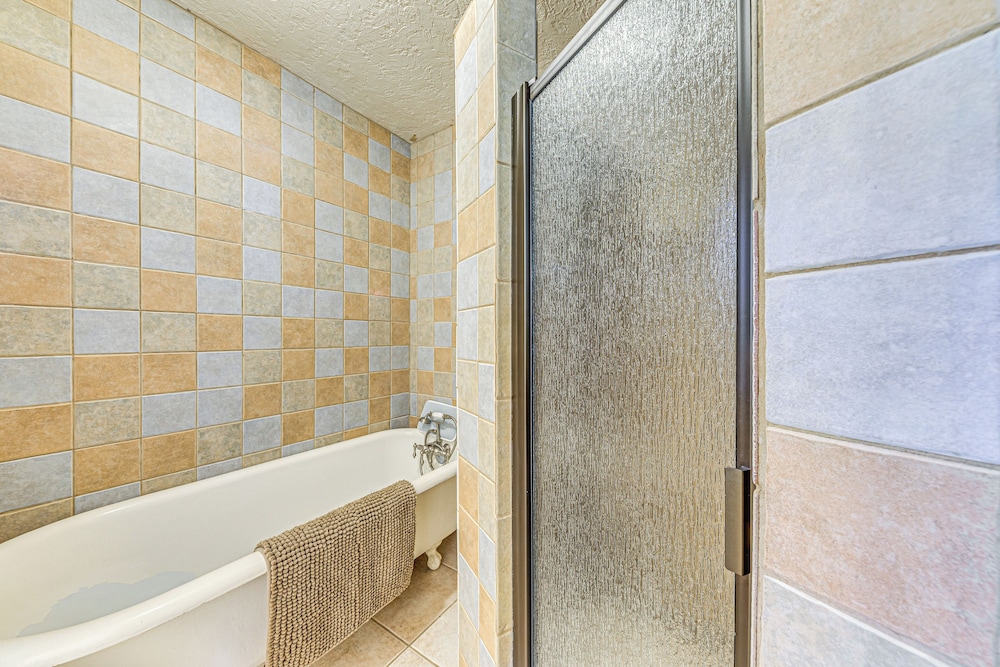 Hot Tub Haven w/ Game Room & Grill in Ruidoso!