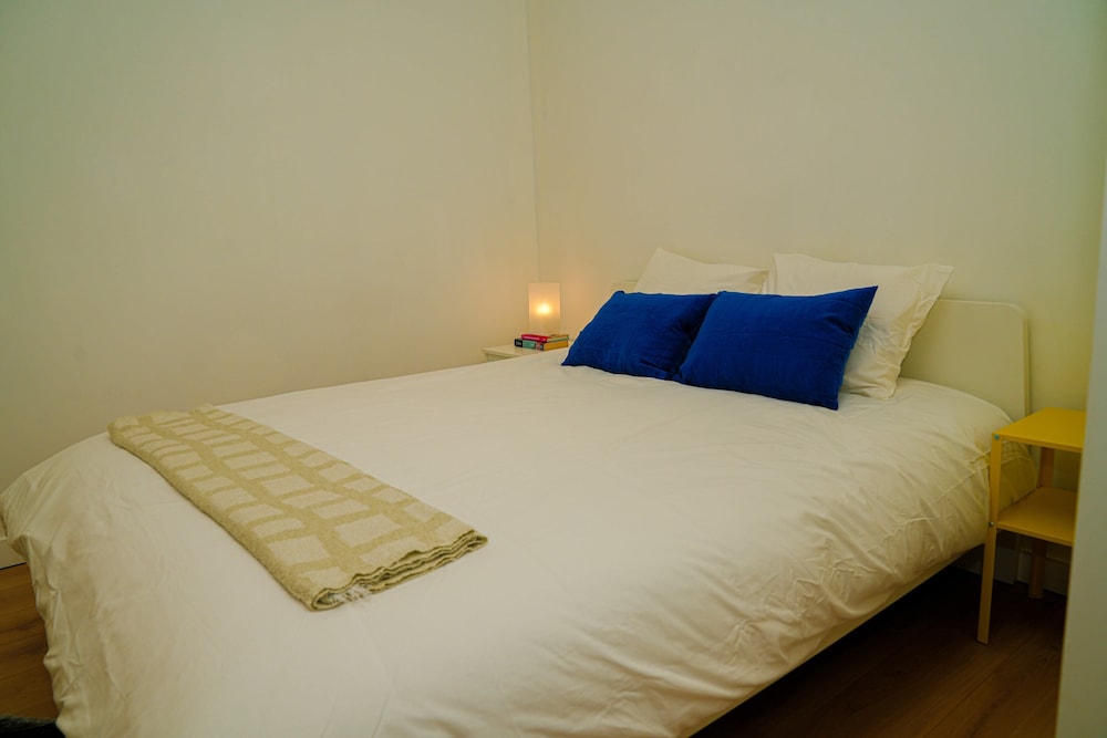 1BR Apt With Living Room Near CityArea