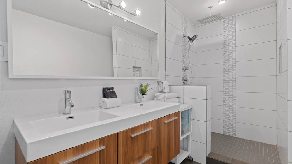 Upstay Luxury Golf Course Retreat w/ Pool & Patio
