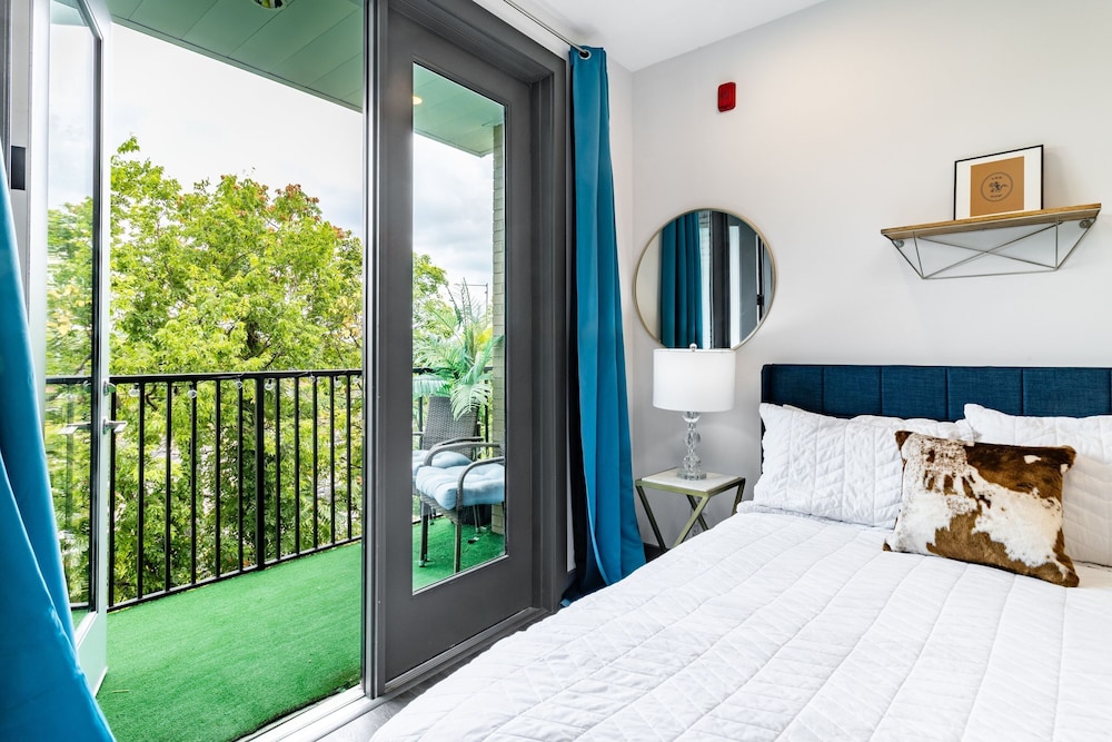 Lindsley by Avantstay Balcony Modern Design A Downtown Location