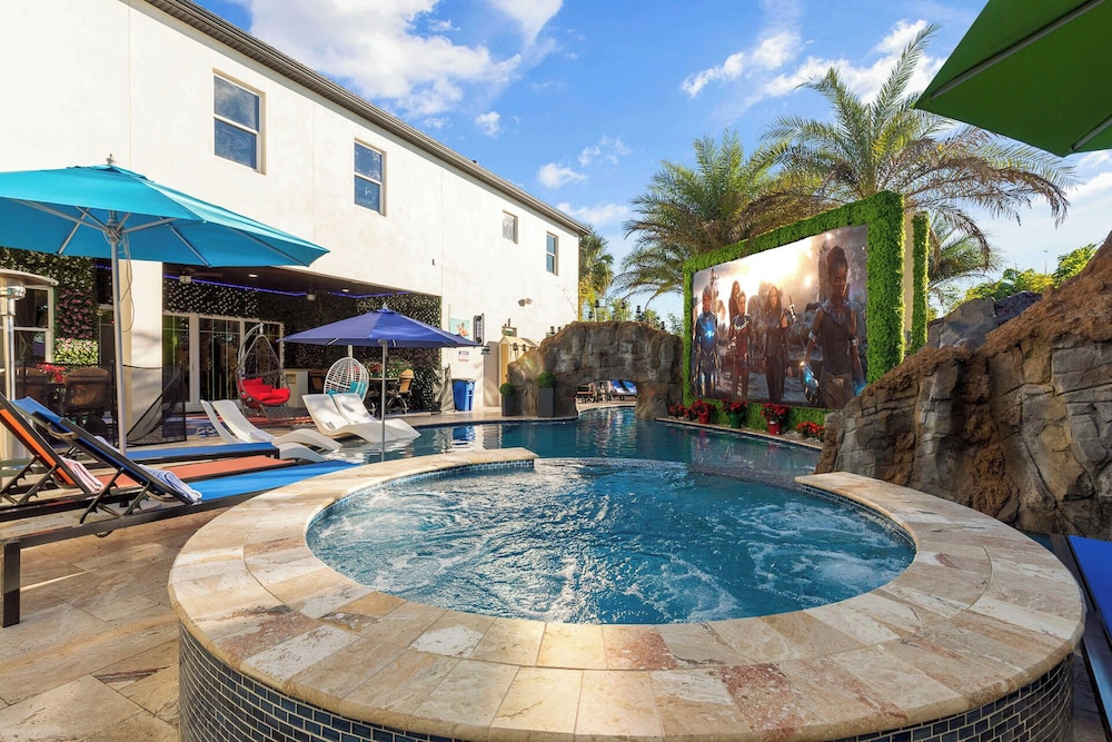 Luxury Mansion w Pool Sleeps 60