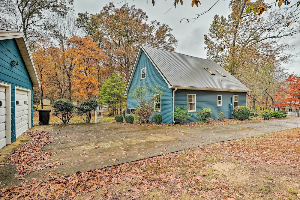 2 Mi to Tims Ford Lake! Cozy Cottage w/ Fireplace view 5