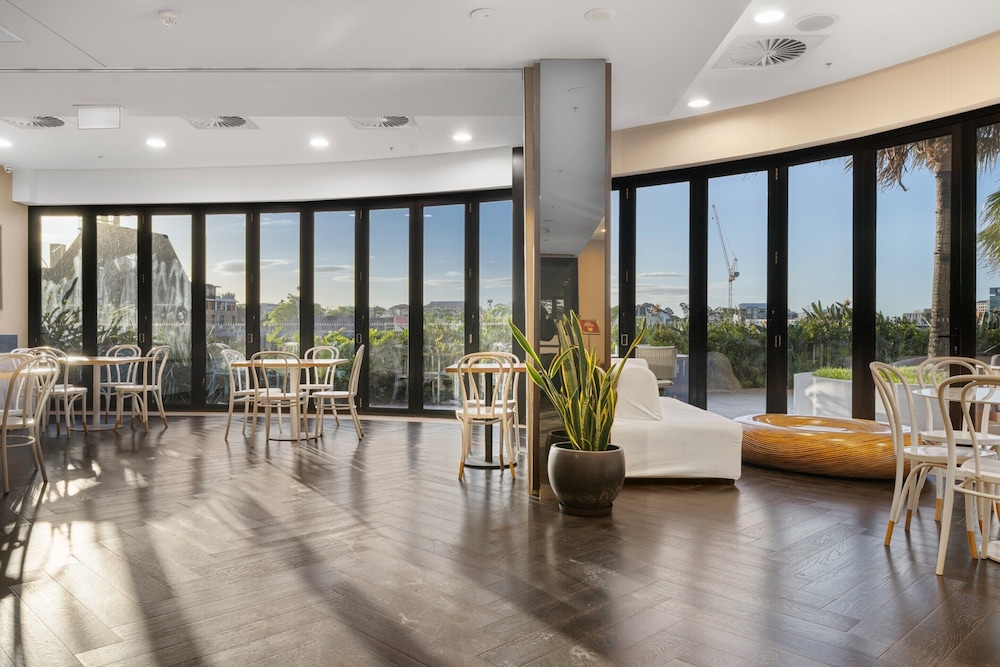 City Escape With Balcony & Resort-style Amenities