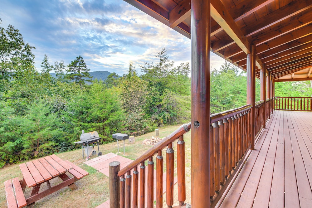 Heavenly Vista at Crown Point: Near Pigeon Forge! view 5