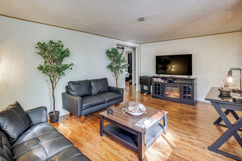 Tranquil Home in Dtwn Baldwin: Fish, Hike & Golf!