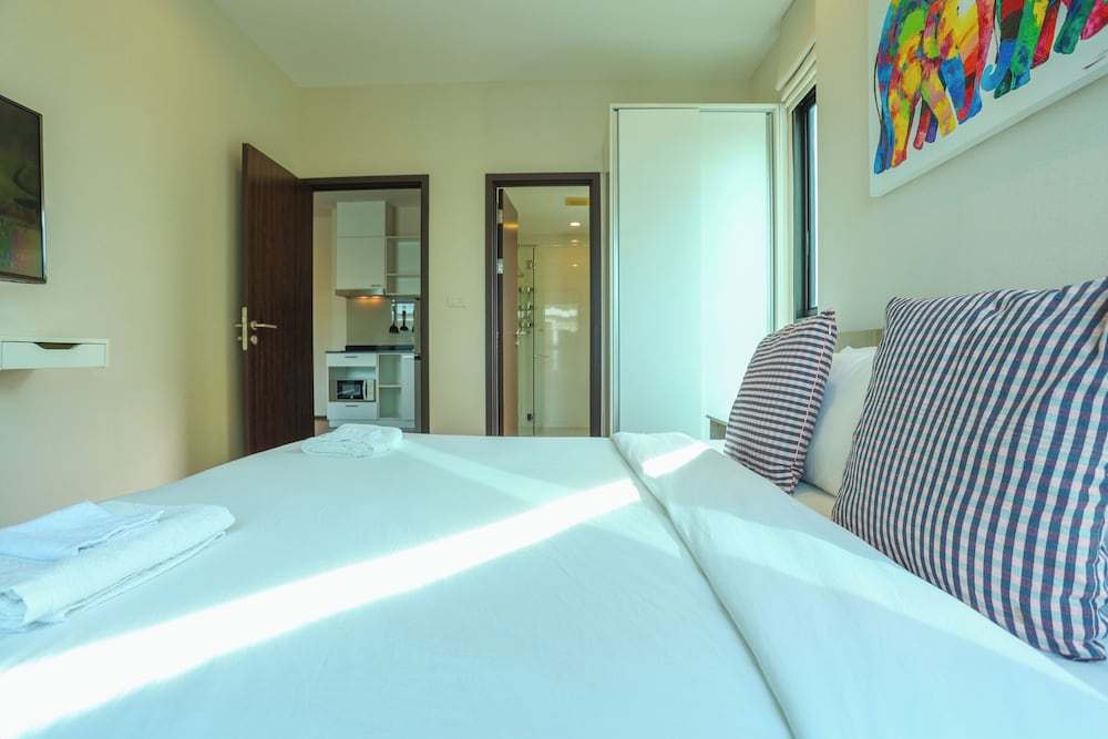 Chic Condo Just 100m from the Shore c130