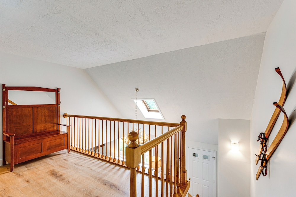 Condo w/ Deck & Grill < 5 Miles to Loon Mountain!