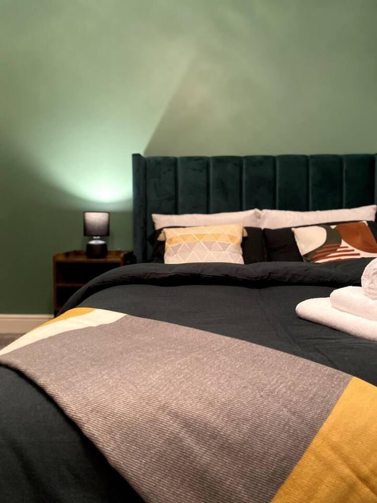 Stunning 2-bed Serviced Apartment in Swindon view 3