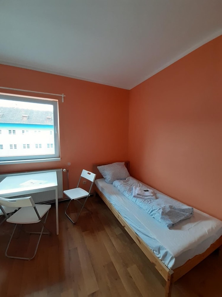 2-Rent Group Hostel Rooms&Apartments TUB19A