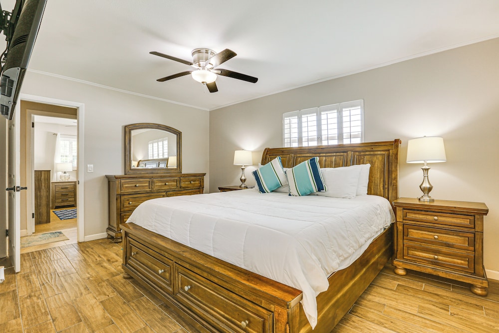 4 Mi to Lakes Park: Family Home in Fort Myers!