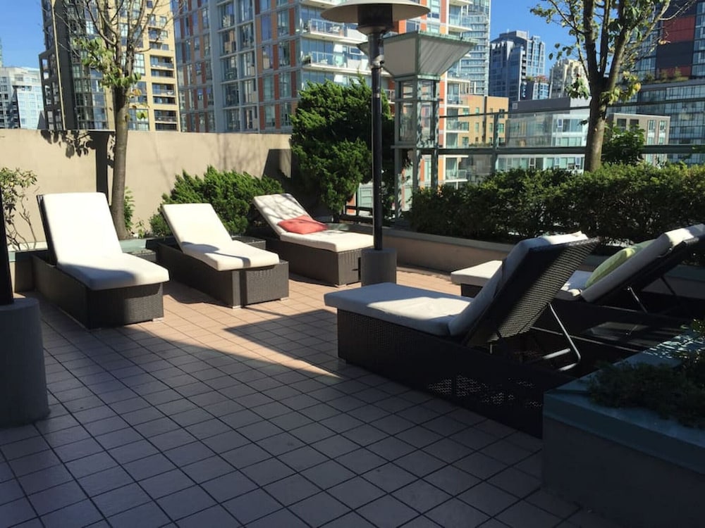 Beautiful 2 Bdrm 2bath Condo Downtown With Views of the Ocean