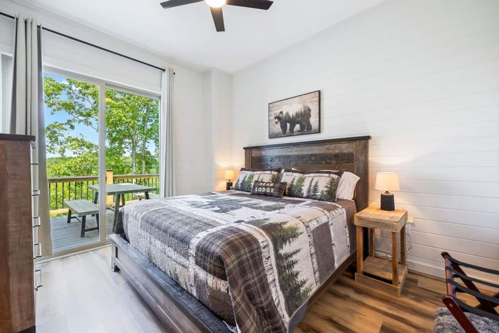 Luxury Cabin Lake Views EV Charger Game Room