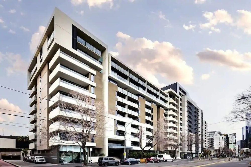 A Lux 2BR Apt Next to Melbourne Uni, Free Parking