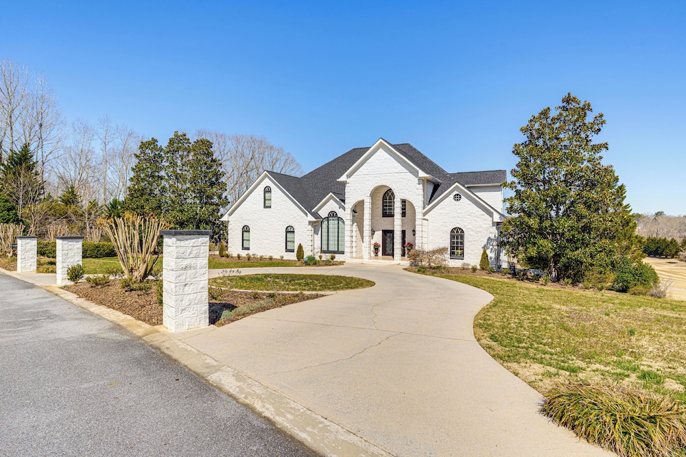 Golfer's Paradise: Meadow Lakes Manor Retreat!