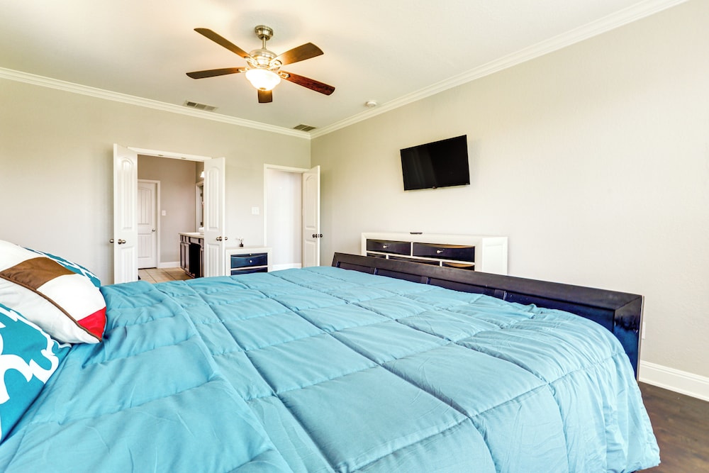 Group Getaway w/ Pool Access in San Antonio!