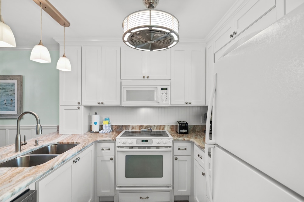 Searenity Awaits: 2-bd, 2-ba Coastal Escape! Perfect for 5! Pet Friendly!