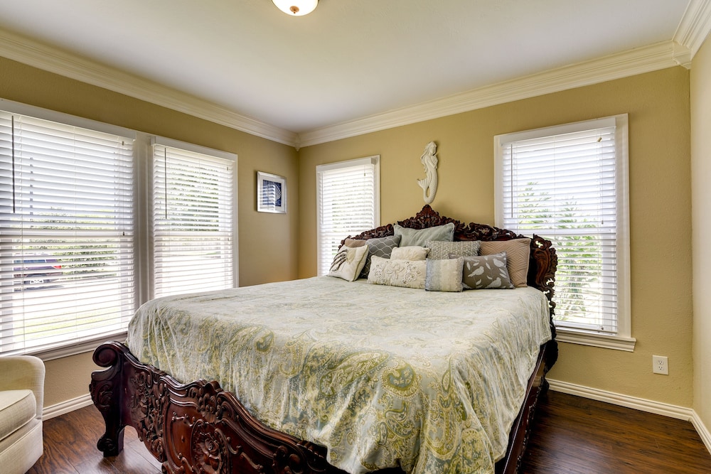 2 Mi to Beach: Galveston Vacation Rental!