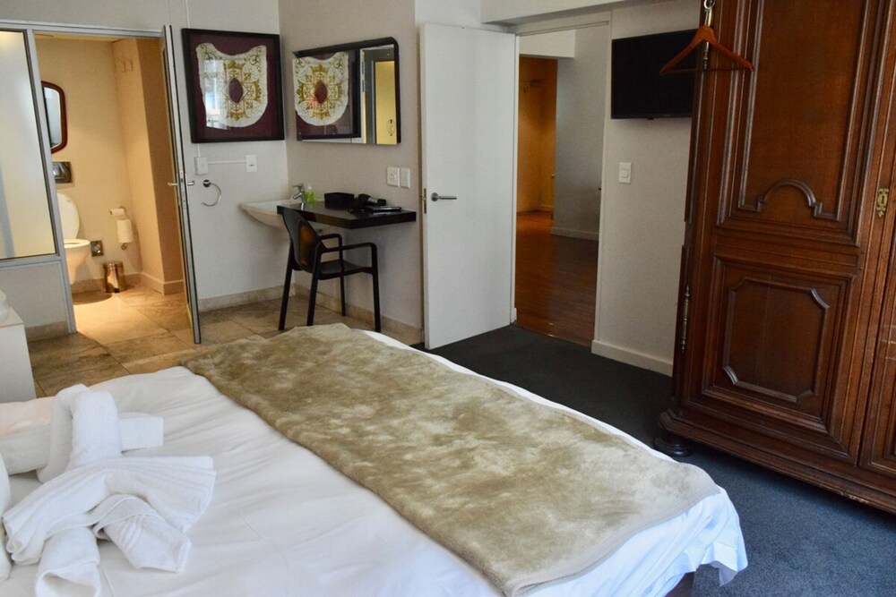 Stylish Apartment with Rooftop Pool & City Views view 5