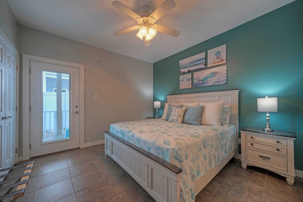 Sleeps 12 w/ Pool + Short Walk to Beach Costa Bahia Dual Retreat