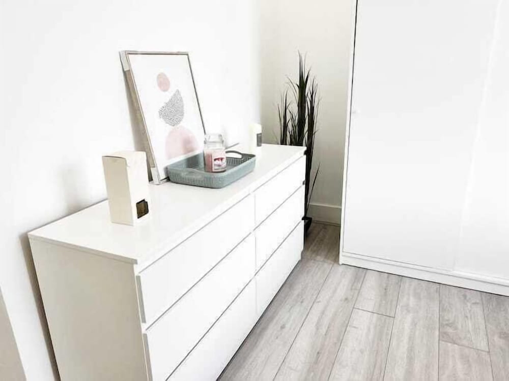 Modern Room in Centrally Located- Room 4