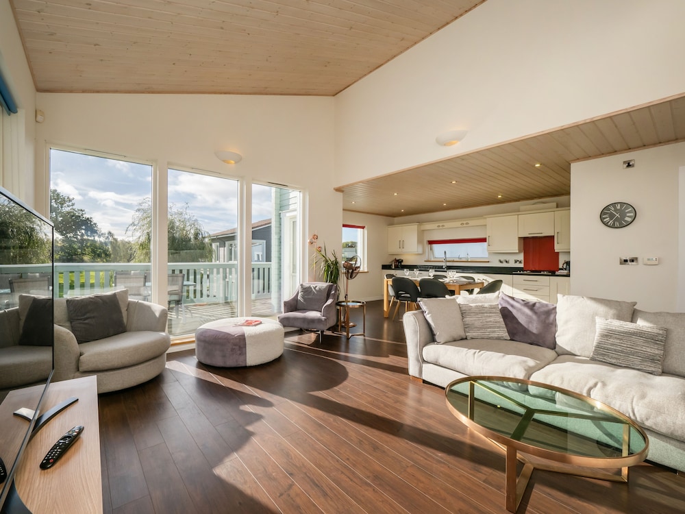 Luxury Lodge w/ Hot Tub on 400-Acre Estate