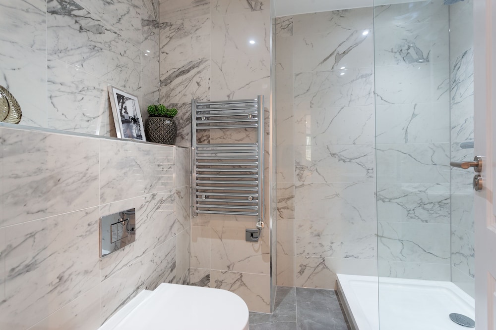 The Carlyle - Elegant Serviced Apartments